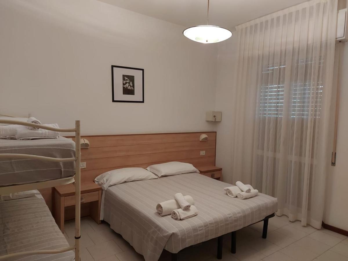 Hotel Brezza Ріміні Екстер'єр фото