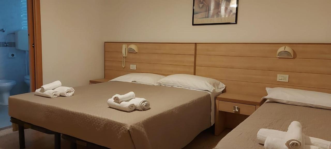 Hotel Brezza Ріміні Екстер'єр фото