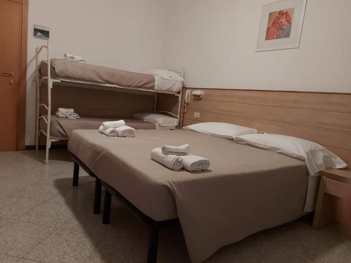 Hotel Brezza Ріміні Екстер'єр фото