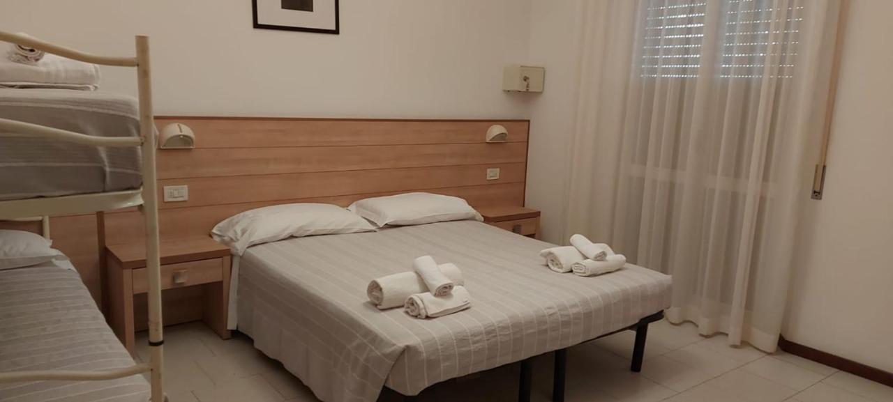 Hotel Brezza Ріміні Екстер'єр фото