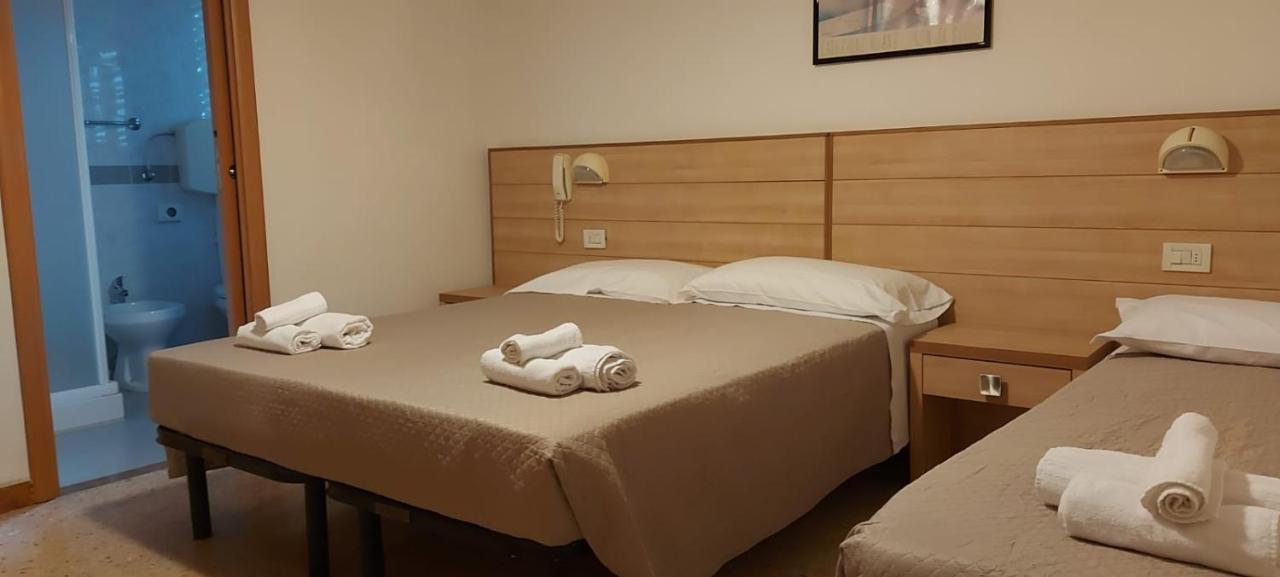 Hotel Brezza Ріміні Екстер'єр фото