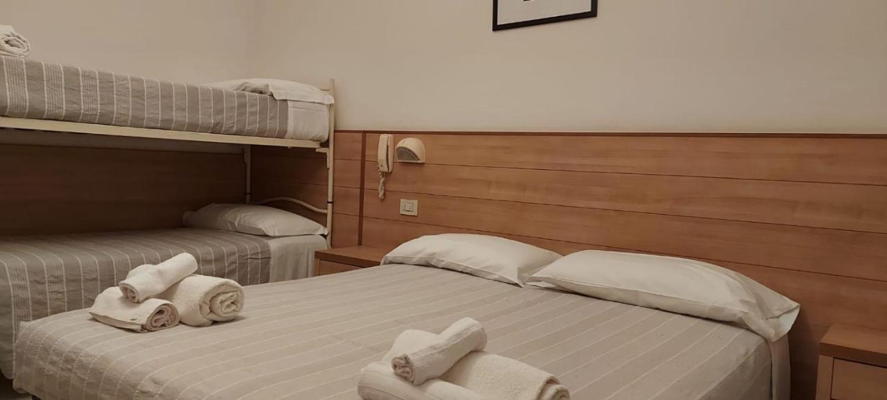 Hotel Brezza Ріміні Екстер'єр фото