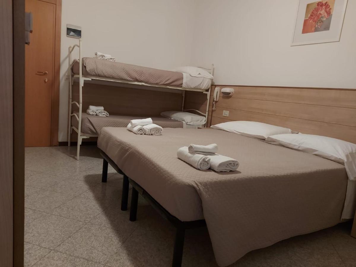 Hotel Brezza Ріміні Екстер'єр фото