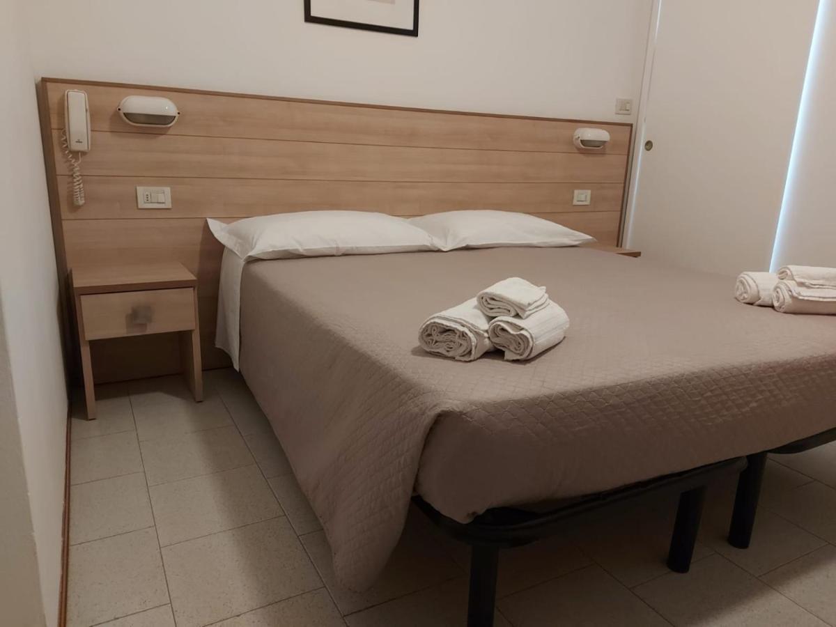 Hotel Brezza Ріміні Екстер'єр фото