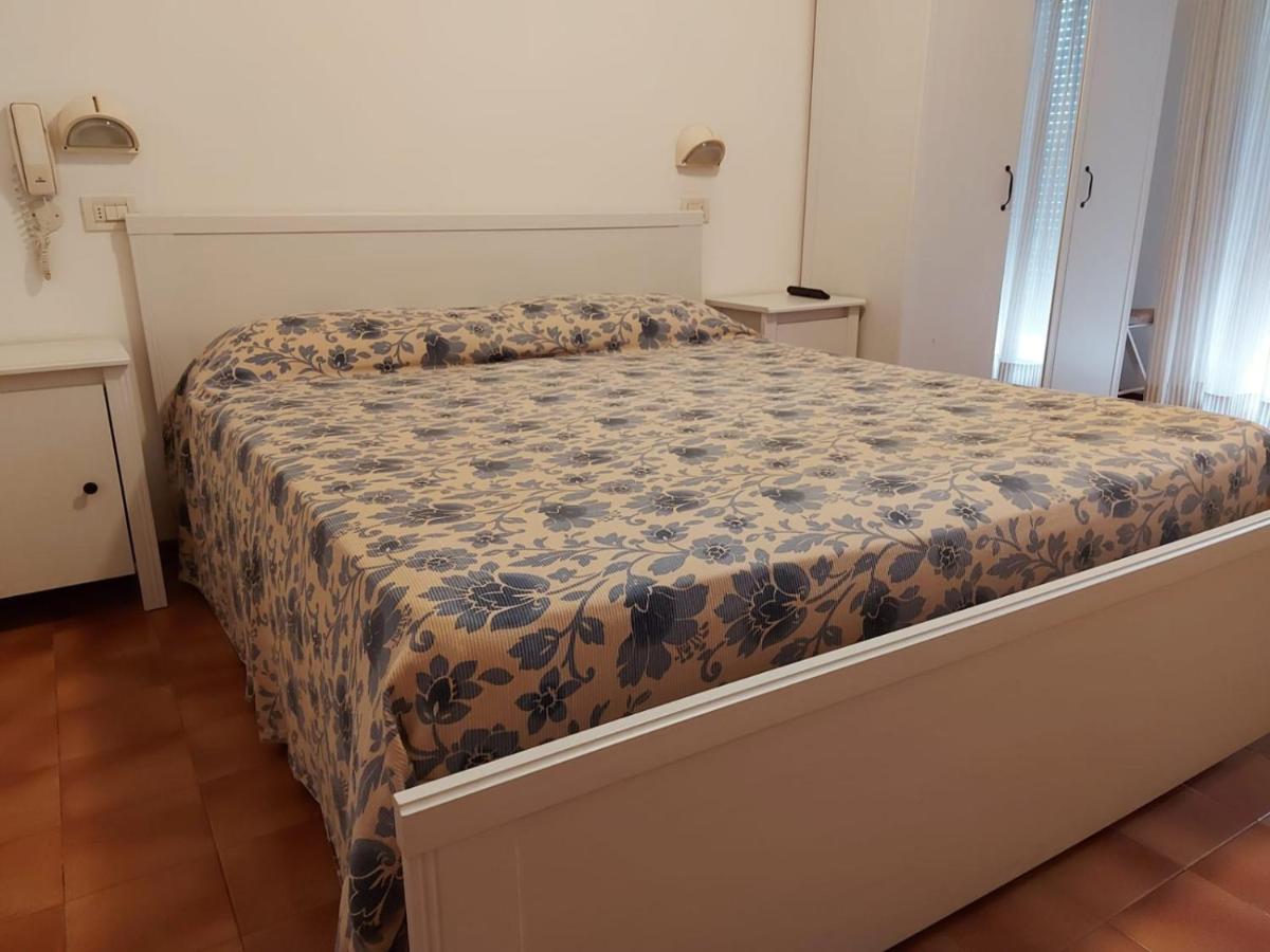 Hotel Brezza Ріміні Екстер'єр фото