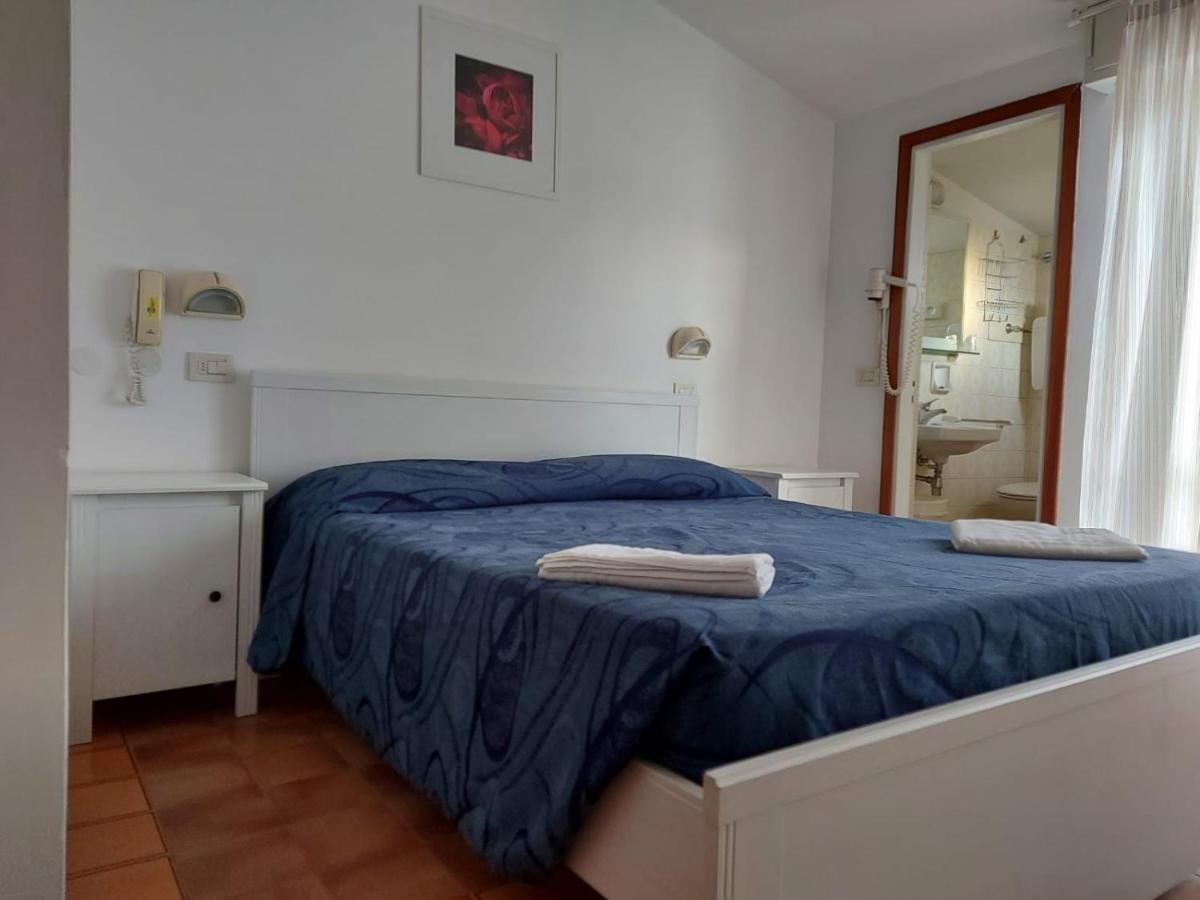 Hotel Brezza Ріміні Екстер'єр фото