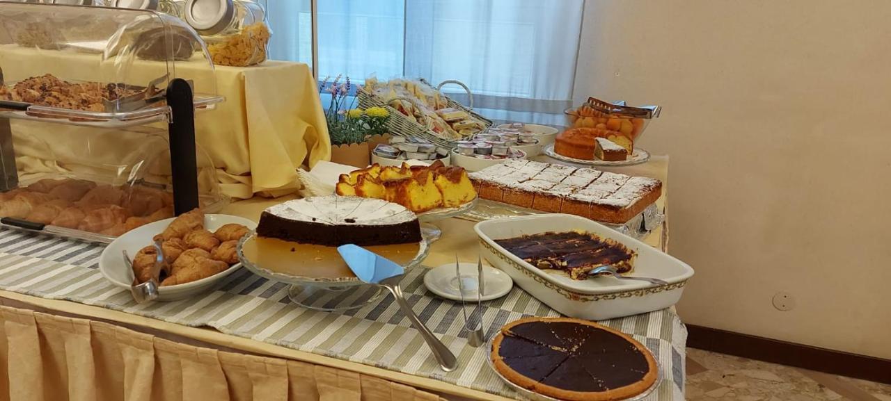 Hotel Brezza Ріміні Екстер'єр фото