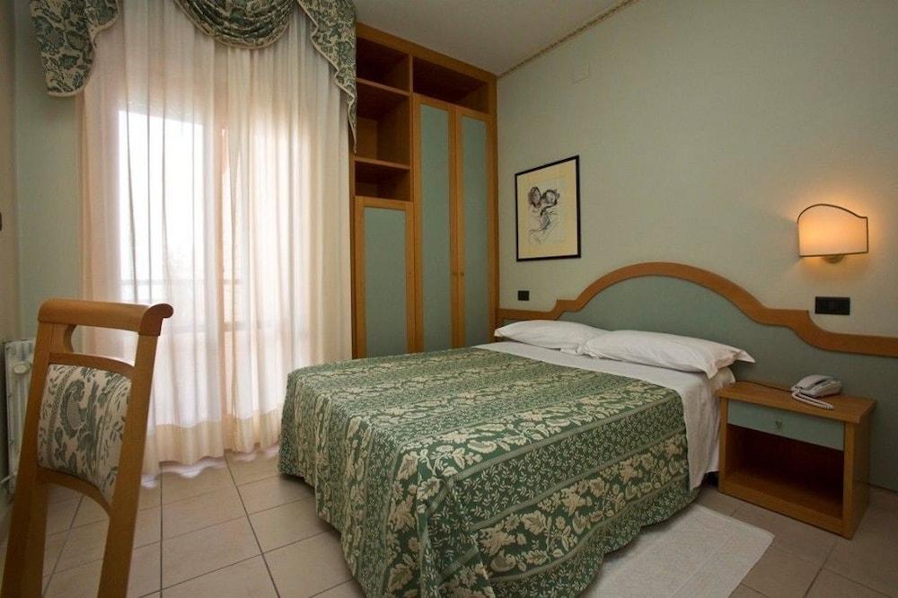 Hotel Brezza Ріміні Екстер'єр фото